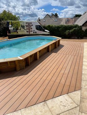 Piscine tubulaire avec terrasse en bois bi-color