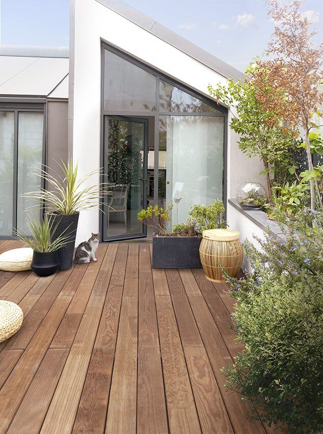 Terrasse en bois naturel avec plante et chat via Pinterest