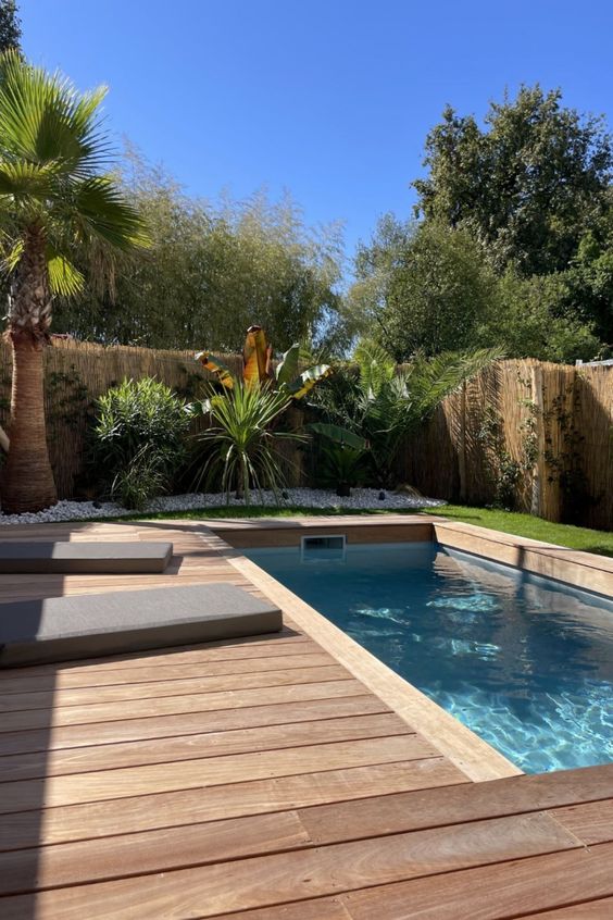 terrasse bois autour d'une piscine