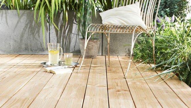 Terrasse en bois naturel via Déco.fr