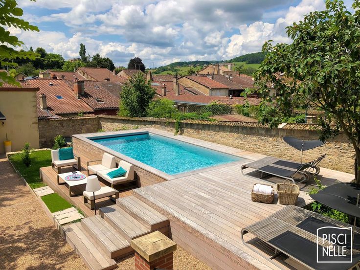 Piscine tubulaire surélevée avec terrasse en bois