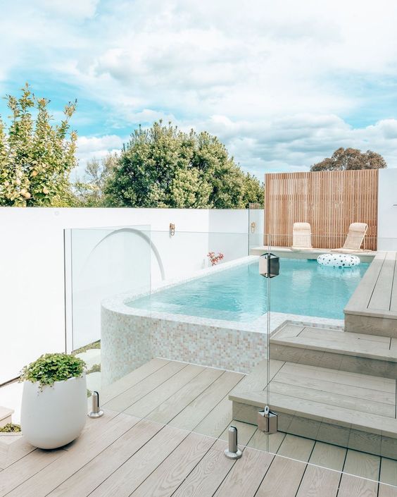 Piscine tubulaire avec terrasse lumineuse en bois composite