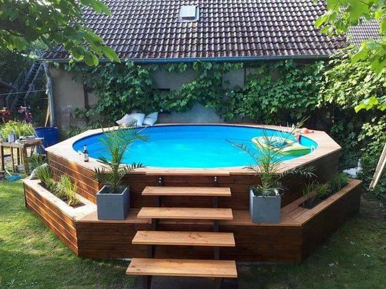 Piscine tubulaire avec escalier en bois