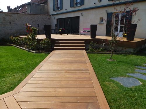 Chemin d'accès en bois entre maison et piscine