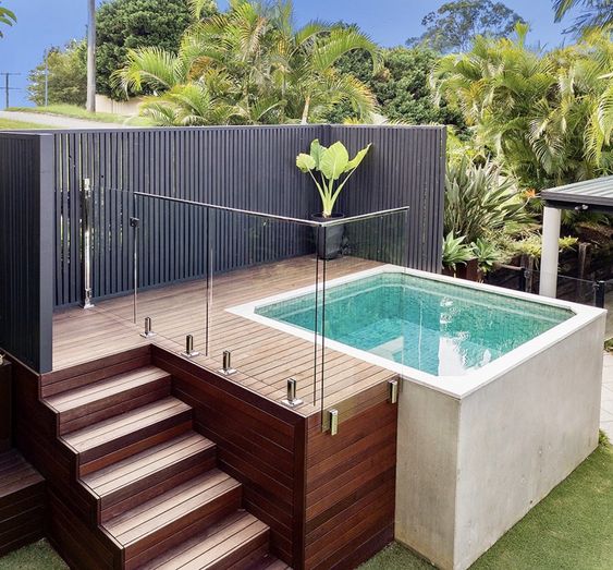 Petite piscine tubulaire surélevée avec terrasse en bois composite