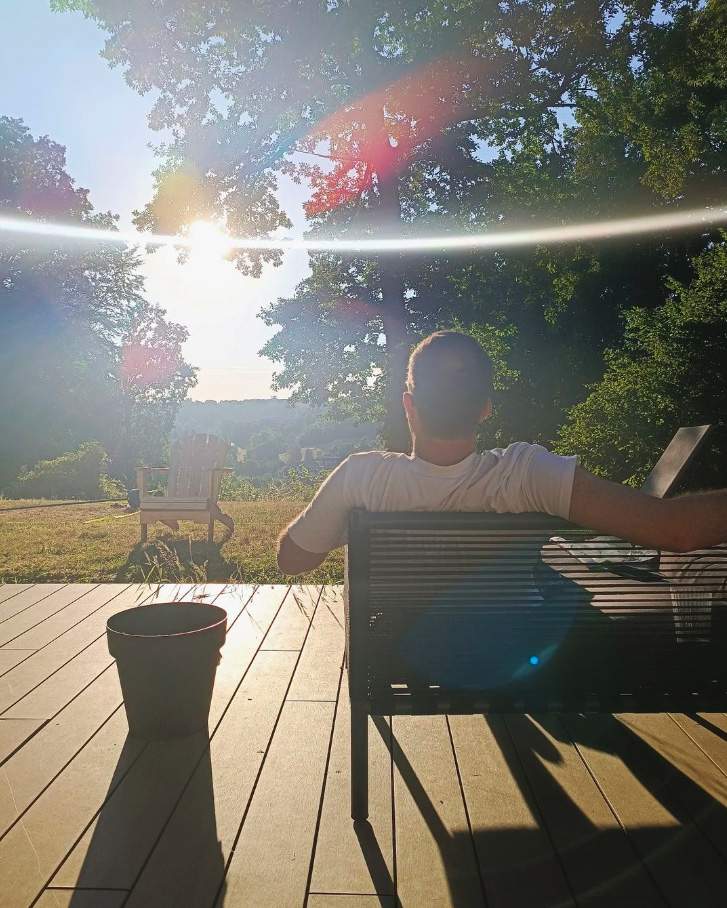 homme assis sur sa terrasse composite