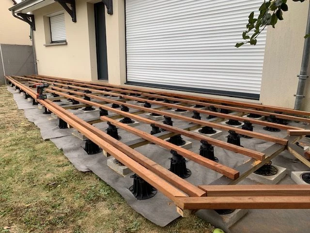 Pose de lambourdes en pin Mister Composite sur plots réglables