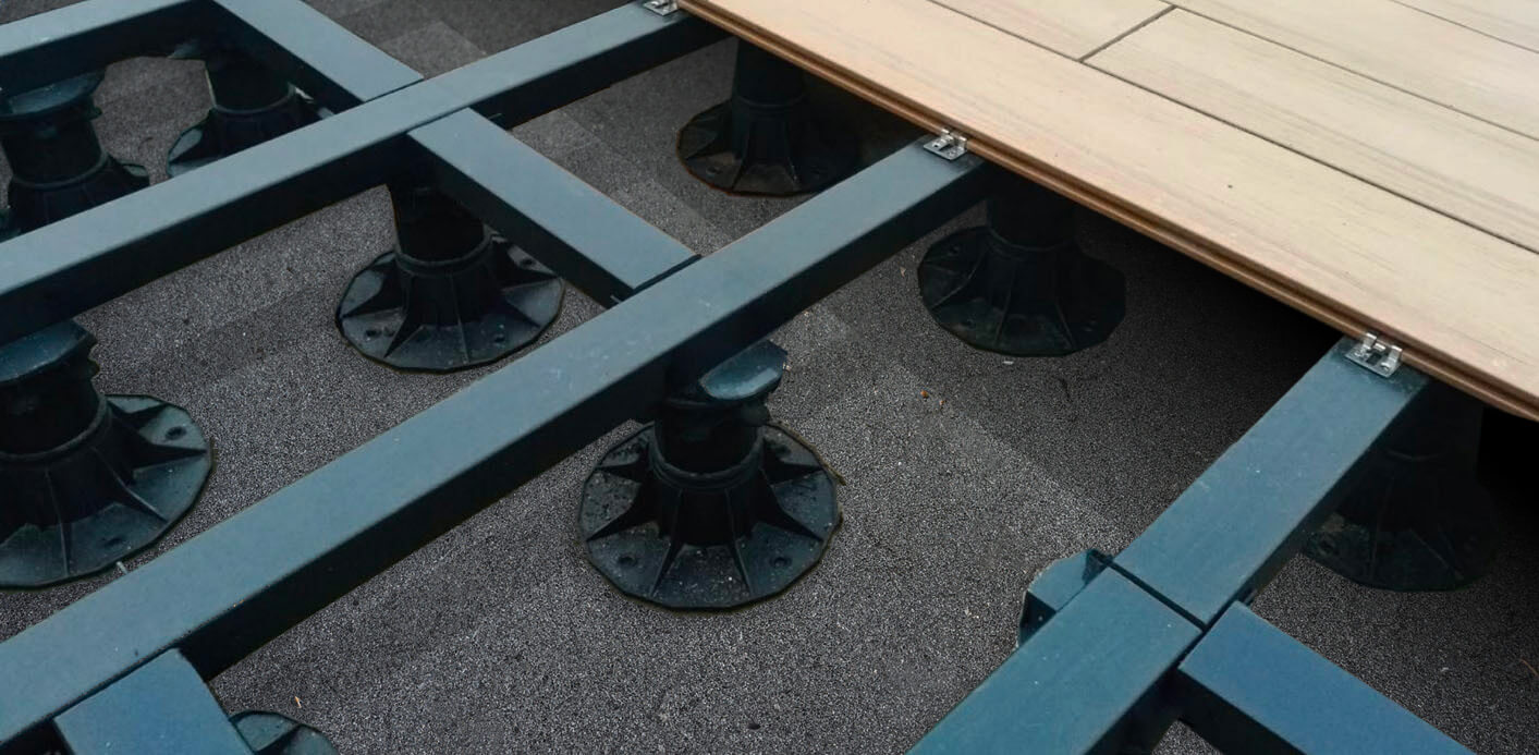 Structure avec des lambourdes composite Titan® et des lame de  terrasse en bois composite Mister Composite