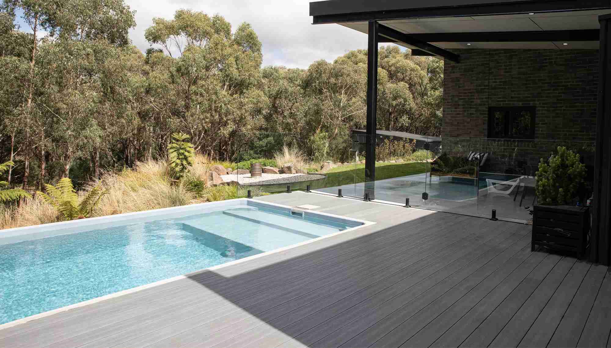 terrasse composite avec piscine encastrée 