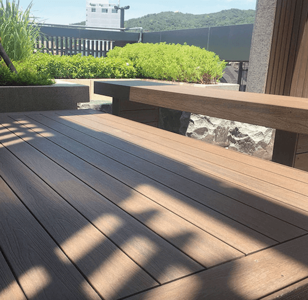 terrasse en bois composite teinte dark