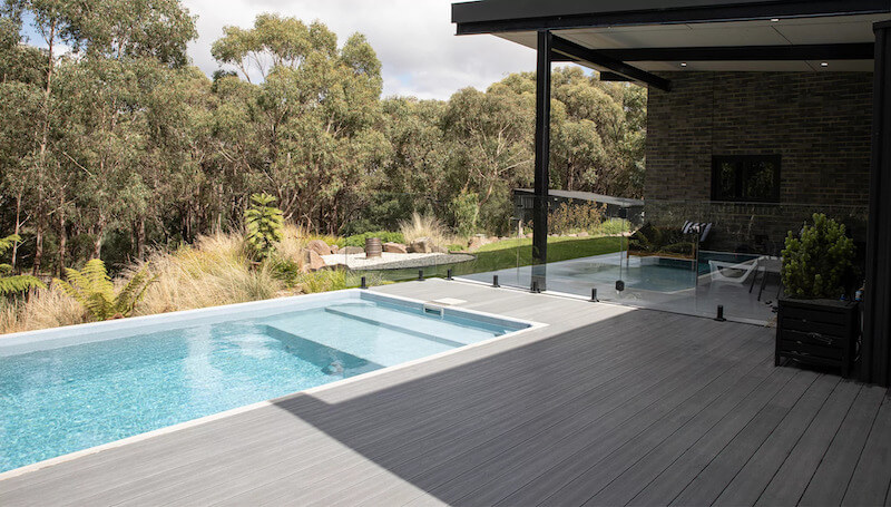 Terrasse composite en bord de piscine Dark