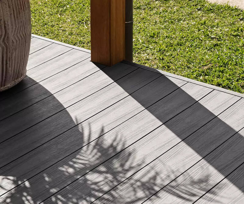 terrasse en bois composite teinte gris